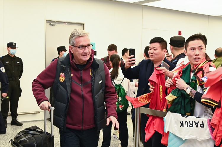 苏媒:国足仍有争第二希望,但真的不能再“守”下去了